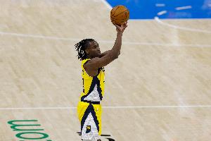 攻防尚可！内史密斯半场11中4&三分4中2拿到10分6板3助1断