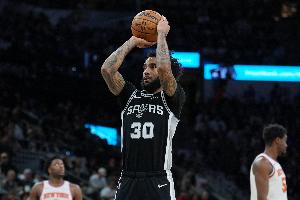 火力全开！朱利安·尚帕尼打满首节三分5中4砍15分4板 正负值+10