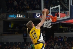 小伙真能蹦！弗菲预判抢断速推反击 三步起飞单臂战斧劈扣！