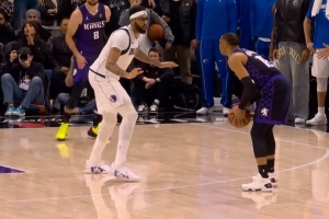 还有机会吗？施罗德&威少连续出手反超三分可惜都偏出