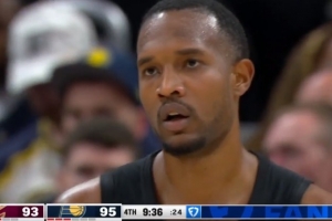 再次咬住比分！小莫布里突破左手劈扣2+1 骑士8-0追到差1分！