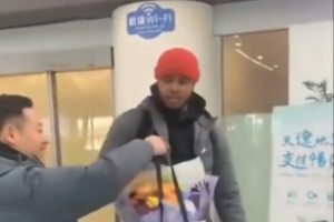 来了！媒体人：辽宁男篮新外援马库斯·亨特抵达沈阳