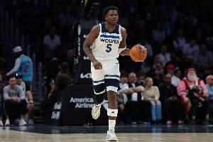 芬奇：爱德华兹进攻端成长是跨越式的 近期防守表现也很出色