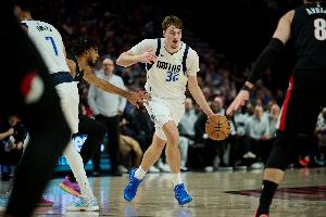 弗拉格：左膝有点酸痛和肿胀但没问题 父母教育我这种情况要坚持