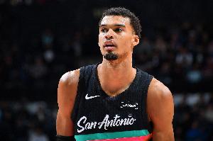 队记：文班今天将替补出战 会有时间限制！