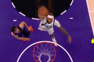 来势汹汹！加福德冲击内线 挤开防守起飞暴力灌篮