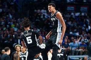 球队未来！文班亚马低位吸引包夹 甩传卡斯尔空切双手暴扣！