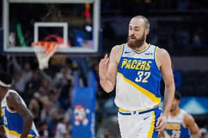 内外开花！赫夫半场7中5拿到最高13分 三分5中3