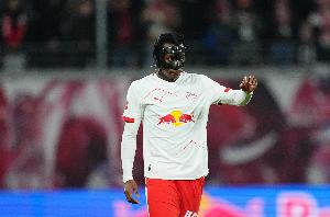 天空：热刺即将报价桑托斯左后卫索萨，并有意莱比锡边锋迪奥曼德