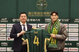 浙江队发布朴镇燮加盟日vlog，他在见到队长程进后鞠躬