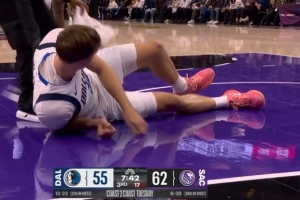 幸无大碍！弗拉格防守时被撞到膝盖 被搀扶下场调整后返场作战