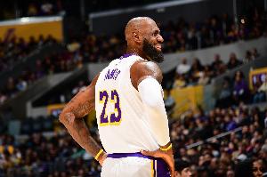 队记：湖人将观察詹姆斯今日比赛后的身体感觉来决定明日是否出战