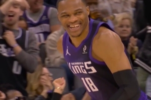 风驰电掣！拉文送直传 威少反击起飞空篮暴扣稳定军心