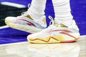 感觉如何？欧文今天训练中上脚即将推出的第三代签名鞋The KAI 3