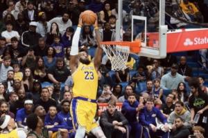 41岁还跳这么高！詹姆斯埋伏底线接东契奇传球双手暴力空接