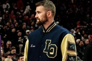 回家乡打客场！乐福上身高中校队夹克！母校+个人荣誉元素拉满