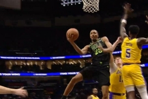 这协调性！特雷-墨菲冲入湖人腹地 大回环上篮强行取分