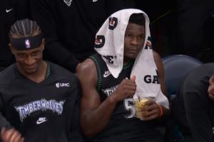 原来是饿了！华子三犯一脸严肃回更衣室 拿了个零食回来吃！