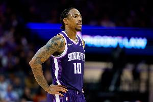 没有奇迹了！最后一攻德罗赞接球 顶着防守骑马射箭绝杀三分不中