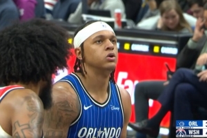 势大力沉！班凯罗快下接布莱克长传 单臂暴扣还造犯规