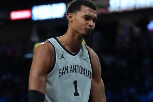 无惧被围剿！文班亚马强突“撞墙” 歪着身子小手一抖仍然打进