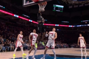 长虹贯日！麦丹长驱直入杀入腹地 在三人合围下单臂暴扣