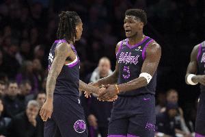 好心办坏事！海兰德掩护犯规 浪费爱德华兹的快攻滑翔暴扣