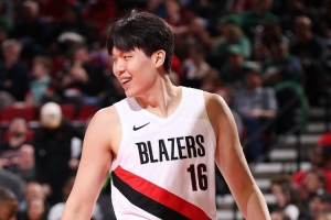 解说：去开拓者主场没买到票 检票员看是中国人就让进去 很给面儿