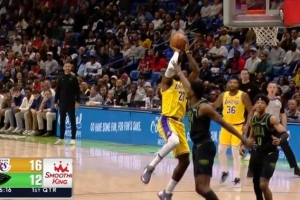 老头不老！詹姆斯三分+翻身后仰中投 开局4中3拿7分3板2助1帽了！