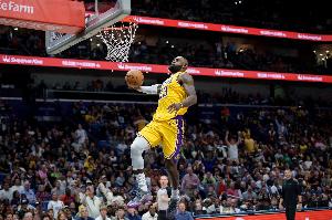 记者：詹姆斯的油箱里还有很多油 这赛季过后他绝对不应该退役