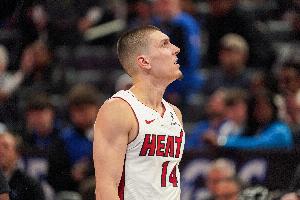 希罗命中1000记三分&历史第六快 邓罗希尔德分列前二&第七是库里