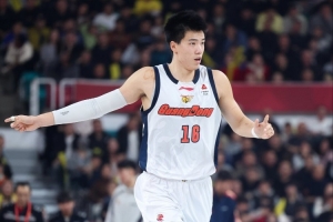 找回自己！焦泊乔上半场出战14分半钟 5投全中拿到10分1篮板