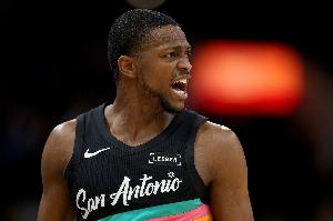 关键先生！福克斯防守端送大帽 进攻端内外开花连得7分