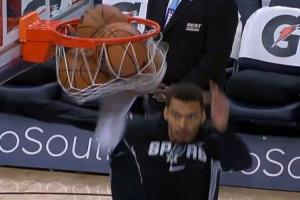 容我想想……文班：我14岁时就曾踢到过卡在篮筐上的球