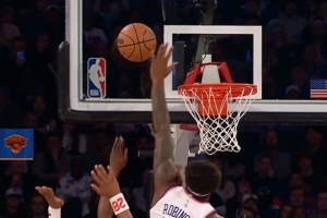 候个正着！哈登突破左手上篮被米切尔·罗宾逊钉板大帽