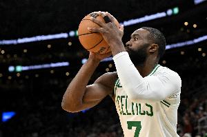 杰伦·布朗：掘金对抗很足但裁判不吹他们犯规 这影响了我的心态