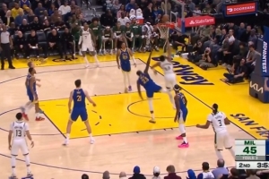 无敌！字母哥借掩护强突遭遇追梦凶狠犯规摔倒在地 但依然打成2+1