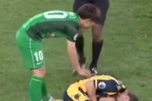 囧！还有这一幕？张稀哲曾在亚冠赛场上放倒现任国安主帅蒙哥马利