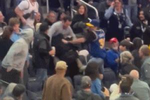 不跟你多BB！勇士主场爆发斗殴！30号球迷拳王附体如入无人之境！