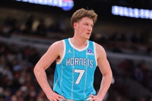 巴雷特谈校友克尼佩尔：他很棒 今天发挥不佳主要是巴恩斯防得好