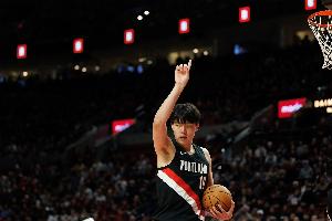 位置卡住了！亚当斯罚球不中 杨瀚森再收一个篮板