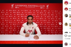 19岁英格兰中卫阿德科亚晒签约照，自宣加盟利物浦