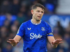 塔科夫斯基：下半场连续被罚下两人，这情况很怪诞