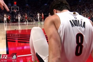 真有眼力见！阿夫迪亚坐在地上不舒服 杨瀚森手疾眼快马上犯规