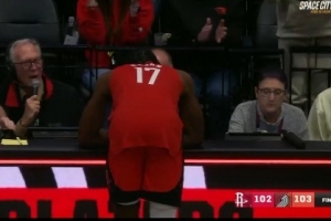 他太想赢了！伊森抢断后补篮几乎绝杀 判定超时后沮丧趴在技术台