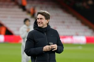 卧底是吧😅热刺主教练弗兰克被拍到用带阿森纳logo的杯子喝水