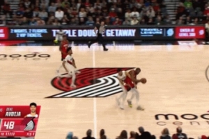 激烈！亚当斯补篮不中将球点出来 KD和卡马拉冲抢造成后者犯规