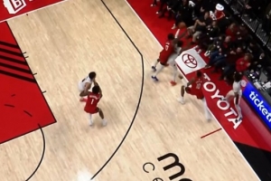 太关键！伊森拼抢被吹犯规 火箭挑战成功取消犯规拿到球权