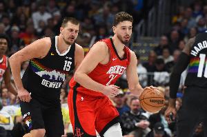 小贾巴里：申京因伤休战的情况下 球队最缺的是他的牵制力