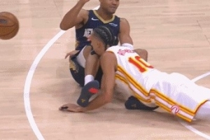 吃了哑巴亏！里萨谢倒地争球被对手膝盖磕到下巴